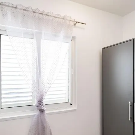 Knego With Parking Apartment *