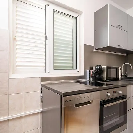 Knego With Parking Apartment *