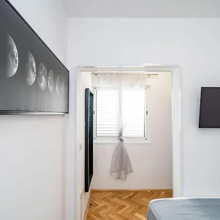 Knego With Parking Apartment *