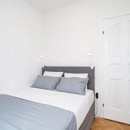 Knego With Parking Apartment