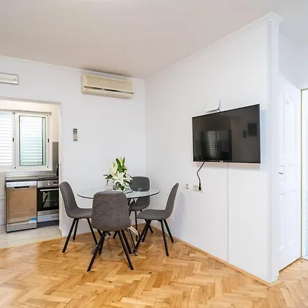 Knego With Parking Apartment